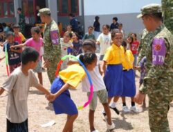 Puspsi TNI Berikan Trauma Healing bagi Anak Penyintas Gempa Bumi NTT