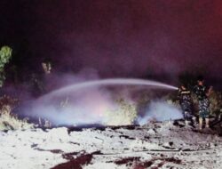 Gelap Malam Tak Jadi Penghalang, Satgas Karhutla Lanud Sjamsudin Noor Kembali Berjibaku Hadang Karhutla Hingga Dini Hari