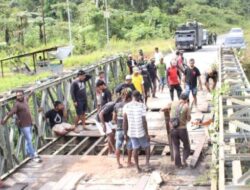 Sinergi TNI-Polri dan Masyarakat Perbaiki Jembatan Poros Lokpon-Dekai Sambut HUT ke-81 TNI
