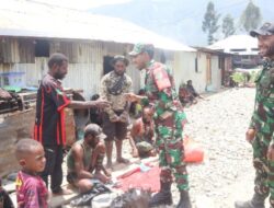 Babinsa 1714-01/Mulia Ulia Pererat Kemanunggalan TNI–Rakyat Melalui Anjangsana dan Bantuan Sembako di Kampung Kulon Enggame, Distrik Pagaleme