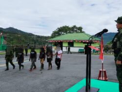 Memilih Jalan Damai, Empat Anggota OPM Puncak Jaya Serahkan Senjata kepada Pangkoops TNI Habema dan Kembali ke Masyarakat.
