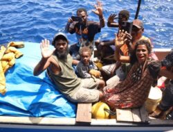 Aksi Kemanusiaan Di Laut Lepas, KRI WSH-991 Evakuasi 11 Warga Papua Nugini