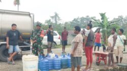 Distribusi Air Bersih kepada Warga, Koramil 1710-03/Kuala Kencana Bantu Penuhi Kebutuhan Masyarakat.