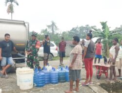 Distribusi Air Bersih kepada Warga, Koramil 1710-03/Kuala Kencana Bantu Penuhi Kebutuhan Masyarakat.